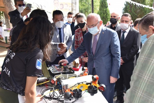 Manisa Bilim ve Sanat Merkezinde saygı duruşu ve İstiklal Marşı’nın okunması ile başlayan TÜBİTAK 4007 Bilim Şenliği, Vali Yaşar Karadeniz, Manisa Milletvekili Semra Kaplan Kıvırcık, Şehzadeler Kaymakamı Cemal Hüsnü Çaykara, Şehzadeler Belediye Başkanı Ömer Faruk Çelik, İl Milli Eğitim Müdürü Mustafa Dikici, öğretmenler ve öğrencilerin katılımıyla gerçekleştirildi.