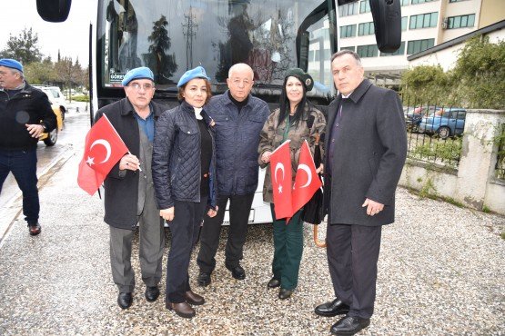 Yunusemre, Demirci ve Köprübaşı Muhtarlar Derneği, Suriye’nin Afrin kentindeki terör örgütlerine yönelik düzenlenen Zeytin Dalı Harekatı’na katılan Mehmetçiklere destek vermek için giyim eşyası ve gıda malzemesi ile Hatay’a gitti. Manisa Büyükşehir Belediyesi de, muhtarlara ulaşım ve lojistik desteği verdi.  

Merkez Yunusemre, Köprübaşı ve Demirci Muhtarlar Derneği, Suriye’nin Afrin kentindeki terör örgütlerine yönelik düzenlenen Zeytin Dalı Harekatı’na katılan Mehmetçiklere destek vermek için giyim eşyası ve gıda malzemesi ile Hatay’a gitti. Manisa Büyükşehir Belediyesi muhtarlara ulaşım ve lojistik desteği verdi. Yunusemre Muhtarlar Derneği Başkanı Bedriye Pehlivan, Mehmetçik ve güvenlik güçlerine manevi destek olmak için giyim eşyası ve gıda malzemelerini Hatay’a götüreceklerini belirterek, “Yunusemre, Demirci ve Köprübaşı muhtarlar derneği olarak ordumuzun yanında olduğumuzu göstermek adına Hatay’a gidiyoruz. Muhtar arkadaşlarımız her türlü desteği de verdiler. Manisanın da orada sesi olmak istedik. Ulaşım ve lojistik desteğimizi Manisa Büyükşehir Belediyesinden aldık. Büyükşehir Belediye Başkanı Cengiz Ergün ve başta olmak üzere Ulaşım Dairesi Başkanlığı ve ekiplerine teşekkür ediyorum. Amacımız askerimizin ve güvenlik güçlerimizin yanlarında olduğumuzu göstermektir. Bu maksatla yola çıkıyoruz” dedi. 50. Yıl Mahalle Muhtarı Erol Akar ise yazdığı ‘Nöbetteyiz’ adlı şiirini okudu.
“Bu bir manevi destektir”
Muhtarları Hatay’a yolcu eden Manisa Büyükşehir Belediyesi Muhtarlıklar Dairesi Başkanı Ersoy Arslan, “Yunusemre, Köprübaşı ve Demirci Muhtarlar Derneği ve muhtarlarımız bir araya gelerek, güzel bir moral hareketine öncü oldular. Bu bir manevi destektir. Manisa Büyükşehir Belediyemiz de muhtarlarımızın isteklerini yerine getirdi. Manisa Büyükşehir Belediyesi olarak da böyle bir etkinliğin gerçekleştirilmesinde yer almaktan dolayı mutluyuz. Destek vermeye devam edeceğiz” dedi.