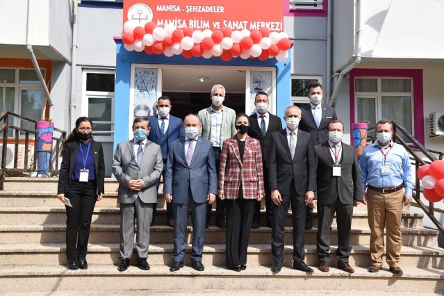 Konuşmaların ardından Vali Karadeniz ve protokol üyeleri 30 Eylül - 2 Ekim tarihleri arasında açık olacak olan TÜBİTAK 4007 Bilim Şenlikleri’nin açılış kurdelesini kesti. Öğrencilere Teşekkür Belgesi veren protokol üyeleri daha sonra stantları gezerek öğrencilerden projeleriyle ilgili bilgi aldı.