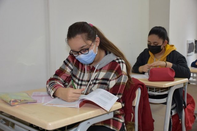 Şehzadeler Belediyesi Gençlik Eğitim Merkezi’nde (ŞEGEM) LGS öğrencileri için verilen kurslarda yüz yüze eğitimler yeniden başladı.