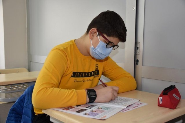Şehzadeler Belediyesi Gençlik Eğitim Merkezi’nde (ŞEGEM) pandemi nedeniyle ara verilen yüz yüze eğitimler yeniden başladı.