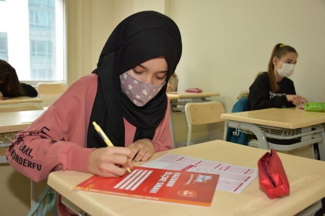 Bu yıl LGS’ye girecek sekizinci sınıf öğrencileri için düzenlenen kurs,  yapılan ikinci dönem seviye belirleme testi ile start alırken,  sınava 90 öğrenci katıldı.