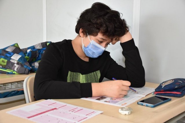 Yüz yüze eğitimlere bir süre ara vermek zorunda kaldık. Şimdi öğrencilerimiz öğretmenleri öğretmenlerimiz de öğrencileri ile yeniden buluştu. Uzaktan eğitimin getirdiği eksiklikleri öğrenci kardeşlerimizin bir an önce telafi ederek,  girecekleri sınavlarda başarılı olmaları için biz bize düşen görevleri fazlasıyla yerine getirmeye hazırız.