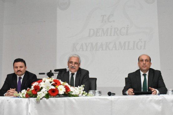 Manisa Valisi Mustafa Hakan Güvençer Demirci’de Muhtarlar Toplantısının ikincisini yaparak muhtarların istek, öneri ve şikayetlerini dinledi. 
Demirci Kaymakamlığı ev sahipliğinde ve İl Mahalli İdareler Müdürlüğü koordinesinde yapılan toplantıya Vali Güvençer’in yanı sıra Vali Yardımcısı Abdullah Etil, Demirci Kaymakamı Mutlu Akyol, Demirci Belediye Başkanı Selami Selçuk, İl Emniyet Müdürü Fevzi Bilgiç, İl Jandarma Komutan Yardımcısı Albay Muhammet Sevinç, Büyükşehir Belediyesi temsilcileri, il ve ilçe daire müdürleri, İl Mahalli İdareler Müdürü Polat Yılmaz ve Demirci mahalle muhtarları katıldı.
Toplantıda konuşan Manisa Valisi Mustafa Hakan Güvençer, büyük bir ülke olduğumuzu, büyüklüğümüz mesabesinde büyük hedeflerimiz ve bu büyük hedefler çerçevesinde büyük işlerimiz, sorunlarımız olduğunu belirterek ülke içinde ve dışındaki sorunlarla baş etmek durumunda olan merkezi hükümetin, silahlı kuvvetlerin, diplomasinin üzerine düşenleri başarıyla yaptıklarını söyledi. Vali Güvençer, bu başarıda muhtarların, kamu hizmetkarlarının, kamu otoritelerinin payı olduğunu ifade ederek, “Yaşayan insanlarımızın derdini, tasasını yüklenen, bir şeyler yapmak için çaba sarf eden, çare bulmak için arayıp soran, bulup buluşturan, değerli muhtar arkadaşlarım ve onlarla birlikte bu vatandaşa hizmet yürütmek durumunda olan değerli kurum amirlerimiz, yerel yöneticilerimiz birbirimizin kıymetini bilmek, birbirimizle çok daha fazla dayanışmak durumundayız. Görüyoruz ki, gördük ki, ülke karşılaştığı her türlü sorunun altından kalkabilecek güce sahip” dedi.
Geçen yıl yapılan Muhtarlar Toplantısının ardından genel olarak bakıldığında Demirci’nin genel gidişatı ve kamu hizmetlerinin yürütülmesi manasında teşekkür edecek çok şey gördüğünü söyleyen Vali Güvençer, “Bir yıl boşa geçmedi, bir yılda Demirci’de çok şeyler yapıldı, bu yapılanlar önümüzdeki, seneler için de hepimize daha fazla ümit verdi. Eksiklikler de el birliğiyle elbette tamamlanacak” diye konuştu.
Toplantıda, Demirci Kaymakamı Mutlu Akyol bir önceki toplantıda muhtarlar tarafından dile getirilen sorunlar ve taleplerle ilgili alınan mesafeye ilişkin sunum yaptı. Kaymakam Akyol, bir önceki toplantıda gündeme gelen sorunların birçoğunun çözümlendiğini, çözümlenememiş az sayıdaki sorun üzerinde çalışmaların devam ettiğini bildirdi.
Daha sonra Demirci mahalle muhtarları söz alarak geçen yıl dile getirdikleri taleplerinin karşılanması nedeniyle teşekkürlerini ifade ederken, bu yıl yeni ihtiyaçlarıyla ilgili taleplerini gündeme getirdiler. 
Muhtarların sorularına yanıt vermek için söz alan Demirci Belediye Başkanı Selami Selçuk yapılan değerlendirme toplantılarının çok faydalı olduğuna değinerek “Mesafe alabildiğimiz ve alamadığımız her konuyu burada ortaya sermiş oluyoruz” dedi. Başkan Selçuk, vatandaşa hizmet doğrultusunda ortaya çıkan sorunların da çözülmesi için çalışmalara devam ettiklerini belirtti.
İl ve İlçe Müdürlerinin muhtarların sorularını yanıtlamalarından sonra toplantı sona erdi.