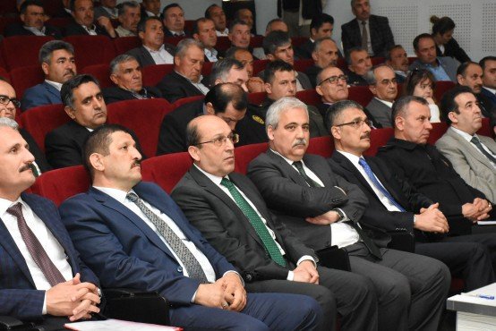 Manisa Valisi Mustafa Hakan Güvençer Demirci’de Muhtarlar Toplantısının ikincisini yaparak muhtarların istek, öneri ve şikayetlerini dinledi. 
Demirci Kaymakamlığı ev sahipliğinde ve İl Mahalli İdareler Müdürlüğü koordinesinde yapılan toplantıya Vali Güvençer’in yanı sıra Vali Yardımcısı Abdullah Etil, Demirci Kaymakamı Mutlu Akyol, Demirci Belediye Başkanı Selami Selçuk, İl Emniyet Müdürü Fevzi Bilgiç, İl Jandarma Komutan Yardımcısı Albay Muhammet Sevinç, Büyükşehir Belediyesi temsilcileri, il ve ilçe daire müdürleri, İl Mahalli İdareler Müdürü Polat Yılmaz ve Demirci mahalle muhtarları katıldı.
Toplantıda konuşan Manisa Valisi Mustafa Hakan Güvençer, büyük bir ülke olduğumuzu, büyüklüğümüz mesabesinde büyük hedeflerimiz ve bu büyük hedefler çerçevesinde büyük işlerimiz, sorunlarımız olduğunu belirterek ülke içinde ve dışındaki sorunlarla baş etmek durumunda olan merkezi hükümetin, silahlı kuvvetlerin, diplomasinin üzerine düşenleri başarıyla yaptıklarını söyledi. Vali Güvençer, bu başarıda muhtarların, kamu hizmetkarlarının, kamu otoritelerinin payı olduğunu ifade ederek, “Yaşayan insanlarımızın derdini, tasasını yüklenen, bir şeyler yapmak için çaba sarf eden, çare bulmak için arayıp soran, bulup buluşturan, değerli muhtar arkadaşlarım ve onlarla birlikte bu vatandaşa hizmet yürütmek durumunda olan değerli kurum amirlerimiz, yerel yöneticilerimiz birbirimizin kıymetini bilmek, birbirimizle çok daha fazla dayanışmak durumundayız. Görüyoruz ki, gördük ki, ülke karşılaştığı her türlü sorunun altından kalkabilecek güce sahip” dedi.
Geçen yıl yapılan Muhtarlar Toplantısının ardından genel olarak bakıldığında Demirci’nin genel gidişatı ve kamu hizmetlerinin yürütülmesi manasında teşekkür edecek çok şey gördüğünü söyleyen Vali Güvençer, “Bir yıl boşa geçmedi, bir yılda Demirci’de çok şeyler yapıldı, bu yapılanlar önümüzdeki, seneler için de hepimize daha fazla ümit verdi. Eksiklikler de el birliğiyle elbette tamamlanacak” diye konuştu.
Toplantıda, Demirci Kaymakamı Mutlu Akyol bir önceki toplantıda muhtarlar tarafından dile getirilen sorunlar ve taleplerle ilgili alınan mesafeye ilişkin sunum yaptı. Kaymakam Akyol, bir önceki toplantıda gündeme gelen sorunların birçoğunun çözümlendiğini, çözümlenememiş az sayıdaki sorun üzerinde çalışmaların devam ettiğini bildirdi.
Daha sonra Demirci mahalle muhtarları söz alarak geçen yıl dile getirdikleri taleplerinin karşılanması nedeniyle teşekkürlerini ifade ederken, bu yıl yeni ihtiyaçlarıyla ilgili taleplerini gündeme getirdiler. 
Muhtarların sorularına yanıt vermek için söz alan Demirci Belediye Başkanı Selami Selçuk yapılan değerlendirme toplantılarının çok faydalı olduğuna değinerek “Mesafe alabildiğimiz ve alamadığımız her konuyu burada ortaya sermiş oluyoruz” dedi. Başkan Selçuk, vatandaşa hizmet doğrultusunda ortaya çıkan sorunların da çözülmesi için çalışmalara devam ettiklerini belirtti.
İl ve İlçe Müdürlerinin muhtarların sorularını yanıtlamalarından sonra toplantı sona erdi.