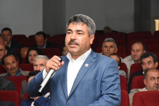 Manisa Valisi Mustafa Hakan Güvençer Demirci’de Muhtarlar Toplantısının ikincisini yaparak muhtarların istek, öneri ve şikayetlerini dinledi. 
Demirci Kaymakamlığı ev sahipliğinde ve İl Mahalli İdareler Müdürlüğü koordinesinde yapılan toplantıya Vali Güvençer’in yanı sıra Vali Yardımcısı Abdullah Etil, Demirci Kaymakamı Mutlu Akyol, Demirci Belediye Başkanı Selami Selçuk, İl Emniyet Müdürü Fevzi Bilgiç, İl Jandarma Komutan Yardımcısı Albay Muhammet Sevinç, Büyükşehir Belediyesi temsilcileri, il ve ilçe daire müdürleri, İl Mahalli İdareler Müdürü Polat Yılmaz ve Demirci mahalle muhtarları katıldı.
Toplantıda konuşan Manisa Valisi Mustafa Hakan Güvençer, büyük bir ülke olduğumuzu, büyüklüğümüz mesabesinde büyük hedeflerimiz ve bu büyük hedefler çerçevesinde büyük işlerimiz, sorunlarımız olduğunu belirterek ülke içinde ve dışındaki sorunlarla baş etmek durumunda olan merkezi hükümetin, silahlı kuvvetlerin, diplomasinin üzerine düşenleri başarıyla yaptıklarını söyledi. Vali Güvençer, bu başarıda muhtarların, kamu hizmetkarlarının, kamu otoritelerinin payı olduğunu ifade ederek, “Yaşayan insanlarımızın derdini, tasasını yüklenen, bir şeyler yapmak için çaba sarf eden, çare bulmak için arayıp soran, bulup buluşturan, değerli muhtar arkadaşlarım ve onlarla birlikte bu vatandaşa hizmet yürütmek durumunda olan değerli kurum amirlerimiz, yerel yöneticilerimiz birbirimizin kıymetini bilmek, birbirimizle çok daha fazla dayanışmak durumundayız. Görüyoruz ki, gördük ki, ülke karşılaştığı her türlü sorunun altından kalkabilecek güce sahip” dedi.
Geçen yıl yapılan Muhtarlar Toplantısının ardından genel olarak bakıldığında Demirci’nin genel gidişatı ve kamu hizmetlerinin yürütülmesi manasında teşekkür edecek çok şey gördüğünü söyleyen Vali Güvençer, “Bir yıl boşa geçmedi, bir yılda Demirci’de çok şeyler yapıldı, bu yapılanlar önümüzdeki, seneler için de hepimize daha fazla ümit verdi. Eksiklikler de el birliğiyle elbette tamamlanacak” diye konuştu.
Toplantıda, Demirci Kaymakamı Mutlu Akyol bir önceki toplantıda muhtarlar tarafından dile getirilen sorunlar ve taleplerle ilgili alınan mesafeye ilişkin sunum yaptı. Kaymakam Akyol, bir önceki toplantıda gündeme gelen sorunların birçoğunun çözümlendiğini, çözümlenememiş az sayıdaki sorun üzerinde çalışmaların devam ettiğini bildirdi.
Daha sonra Demirci mahalle muhtarları söz alarak geçen yıl dile getirdikleri taleplerinin karşılanması nedeniyle teşekkürlerini ifade ederken, bu yıl yeni ihtiyaçlarıyla ilgili taleplerini gündeme getirdiler. 
Muhtarların sorularına yanıt vermek için söz alan Demirci Belediye Başkanı Selami Selçuk yapılan değerlendirme toplantılarının çok faydalı olduğuna değinerek “Mesafe alabildiğimiz ve alamadığımız her konuyu burada ortaya sermiş oluyoruz” dedi. Başkan Selçuk, vatandaşa hizmet doğrultusunda ortaya çıkan sorunların da çözülmesi için çalışmalara devam ettiklerini belirtti.
İl ve İlçe Müdürlerinin muhtarların sorularını yanıtlamalarından sonra toplantı sona erdi.