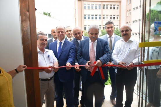Cumhurbaşkanı Recep Tayyip Erdoğan’ın eşi Emine Erdoğan’ın himayelerinde Çevre ve Şehircilik Bakanlığınca başlatılan “Sıfır Atık Projesi” kapsamında Manisa Çevre ve Şehircilik İl Müdürlüğünce gerçekleştirilen uygulamalar yerinde incelendi. 
Manisa Valisi Mustafa Hakan Güvençer, Vali Yardımcısı Ünal Çakıcı, Şehzadeler Kaymakamı İsmail Çorumluoğlu, Şehzadeler Belediye Başkan Yardımcısı İsmail Önal, kamu kurum ve kuruluş amirleri ve basın mensuplarına yapılan Sıfır Atık Uygulamaları tanıtım programında “Atıktan Geri Dönüşüm Ürünleri Sergisi” de açıldı.
Sergi açılışında konuşan Çevre ve Şehircilik İl Müdürü Nurettin Aytekin Sıfır Atık Projesiyle, israfın önlenmesi, kaynakların daha verimli kullanılması, atık oluşumunun azaltılması ve bu sayede geri kazanımın sağlanmasının hedeflendiğini vurgulayarak, “Atıkların geri dönüşüm ve geri kazanım sürecinde değerlendirilmeden bertarafı, hem maddesel hem de enerji olarak ciddi kaynak kayıplarına neden olmaktadır. Dünyadaki nüfus artışı, tüketimde de kaçınılmaz bir artışa sebebiyet vermekte, sahip olduğumuz sınırlı kaynaklar artan ihtiyaçları karşılayamamaktadır. Bu durum göz önüne alındığında, doğal kaynakların verimli kullanılmasının önemi artmakta, bu nedenle de son yıllarda dünyada sıfır atık uygulama çalışmaları hem bireysel hem de kurumsal olarak yaygınlaşmaktadır. Sürdürülebilir Kalkınma İlkeleri çerçevesinde Bakanlığımız, atıkları kontrol altına almak, gelecek nesillere temiz, gelişmiş, yaşanılabilir bir Türkiye bırakmak amacıyla Sıfır Artık Projesiyle ilgili çalışmaları 2017 Haziran ayında başlatmıştır. Bakanlığımız 2018 yılından 2023 yılına kadar sürecek bir eylem planı hazırlamıştır. Sıfır Atık Pro¬jesi, Ankara'dan başlayarak tüm Türkiye'de aşamalı olarak hayata geçirilecektir. Manisa ilimizde de uygulamanın 2021 yılına kadar il geneline yaygınlaştırılması amaçlanmaktadır. Ülkemizde oluşan evsel atıkların yüzde 52'sini organik atıklar, yüzde 20'sini plastik atıklar oluşturmakta¬dır. Bu oranlara bakıldığında atıkların büyük bir kısmının değerlendirilebilir olduğu gözlemlenmek¬tedir. Bu projede en temel unsur, atıkların kaynağında ayrıştırılmasıdır. Yani her şey evimizde, iş¬yerimizde başlıyor. Bu noktada bireysel bilinç son derece önemli, ancak kurumsal kararlılık da en az onun kadar önem arz ediyor. Dünyadaki başarılı atık yönetim örnekleri de bunu doğruluyor” diye konuştu.
Aytekin,  öncelikle kamu kurumlarında, sonrasında tüm Türkiye'de yaygınlaşması hedeflenen Sıfır Atık Projesinin, sadece bir çevre duyarlılığı çalışması değil, insanlığın geleceğiyle ilgili bir sorumluluk hare¬keti olduğunu belirterek “Bize emanet edilen doğayı gelecek nesillere devredebilmek de insanlığın en büyük sorumlu¬luğudur. İl Müdürlüğümüzde de projeyle ilgili çeşitli çalışmalar yapılmaktadır” dedi.
Manisa Valisi Mustafa Hakan Güvençer de, “Bütün dünyada gelişen atık yönetimi ve atıkların yeniden kazanımı çabaları çerçevesinde, Cumhurbaşkanlığımız ve özellikle Cumhurbaşkanımızın saygıdeğer eşleri Emine Erdoğan Hanımefendinin de himayelerinde Çevre ve Şehircilik Bakanlığımızca Türkiye genelinde başlatılan Sıfır Atık projesinin bir ayağı olmak üzere Manisa Çevre ve Şehircilik İl Müdürlüğümüzün özellikle kadın çalışanlarının bu projeye katkı vermek üzere atık malzemelerden oluşturdukları yeni materyallerinin sergilendiği sergiyi hep beraber açıyoruz. Çevre ve Şehircilik İl Müdürlüğümüzü, ama özellikle Çevre ve Şehircilik İl Müdürlüğümüzün çalışanlarını, bu sergiye emek veren değerli memurelerimizi, bu çalışmalara katkı sağlayan Halk Eğitim Merkezi Müdürlüğümüzü yürekten kutluyorum, hayırlı olsun diyorum” dedi.
Daha sonra “Atıktan Geri Dönüşüm Ürünleri Sergisi” açılış kurdelesi kesildi. Sergideki ürünleri inceleyen Vali Güvençer ve beraberindekiler kurumdaki Sıfır Atık uygulamalarını görerek bilgi aldı.
Program sonunda Vali Güvençer ve diğer protokol Yunusemre Halk Eğitimi Merkezi Müdürlüğünce düzenlenen, geri dönüşüm ürünlerinin kullanıldığı Ambalaj ve Paketleme kursu öğretmeni Nazan Ercan’a teşekkür plaketi ve kursa devam eden Çevre ve Şehircilik İl Müdürlüğünün 12 personeline kurs bitirme belgelerini verdi.