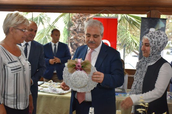 Cumhurbaşkanı Recep Tayyip Erdoğan’ın eşi Emine Erdoğan’ın himayelerinde Çevre ve Şehircilik Bakanlığınca başlatılan “Sıfır Atık Projesi” kapsamında Manisa Çevre ve Şehircilik İl Müdürlüğünce gerçekleştirilen uygulamalar yerinde incelendi. 
Manisa Valisi Mustafa Hakan Güvençer, Vali Yardımcısı Ünal Çakıcı, Şehzadeler Kaymakamı İsmail Çorumluoğlu, Şehzadeler Belediye Başkan Yardımcısı İsmail Önal, kamu kurum ve kuruluş amirleri ve basın mensuplarına yapılan Sıfır Atık Uygulamaları tanıtım programında “Atıktan Geri Dönüşüm Ürünleri Sergisi” de açıldı.
Sergi açılışında konuşan Çevre ve Şehircilik İl Müdürü Nurettin Aytekin Sıfır Atık Projesiyle, israfın önlenmesi, kaynakların daha verimli kullanılması, atık oluşumunun azaltılması ve bu sayede geri kazanımın sağlanmasının hedeflendiğini vurgulayarak, “Atıkların geri dönüşüm ve geri kazanım sürecinde değerlendirilmeden bertarafı, hem maddesel hem de enerji olarak ciddi kaynak kayıplarına neden olmaktadır. Dünyadaki nüfus artışı, tüketimde de kaçınılmaz bir artışa sebebiyet vermekte, sahip olduğumuz sınırlı kaynaklar artan ihtiyaçları karşılayamamaktadır. Bu durum göz önüne alındığında, doğal kaynakların verimli kullanılmasının önemi artmakta, bu nedenle de son yıllarda dünyada sıfır atık uygulama çalışmaları hem bireysel hem de kurumsal olarak yaygınlaşmaktadır. Sürdürülebilir Kalkınma İlkeleri çerçevesinde Bakanlığımız, atıkları kontrol altına almak, gelecek nesillere temiz, gelişmiş, yaşanılabilir bir Türkiye bırakmak amacıyla Sıfır Artık Projesiyle ilgili çalışmaları 2017 Haziran ayında başlatmıştır. Bakanlığımız 2018 yılından 2023 yılına kadar sürecek bir eylem planı hazırlamıştır. Sıfır Atık Pro¬jesi, Ankara'dan başlayarak tüm Türkiye'de aşamalı olarak hayata geçirilecektir. Manisa ilimizde de uygulamanın 2021 yılına kadar il geneline yaygınlaştırılması amaçlanmaktadır. Ülkemizde oluşan evsel atıkların yüzde 52'sini organik atıklar, yüzde 20'sini plastik atıklar oluşturmakta¬dır. Bu oranlara bakıldığında atıkların büyük bir kısmının değerlendirilebilir olduğu gözlemlenmek¬tedir. Bu projede en temel unsur, atıkların kaynağında ayrıştırılmasıdır. Yani her şey evimizde, iş¬yerimizde başlıyor. Bu noktada bireysel bilinç son derece önemli, ancak kurumsal kararlılık da en az onun kadar önem arz ediyor. Dünyadaki başarılı atık yönetim örnekleri de bunu doğruluyor” diye konuştu.
Aytekin,  öncelikle kamu kurumlarında, sonrasında tüm Türkiye'de yaygınlaşması hedeflenen Sıfır Atık Projesinin, sadece bir çevre duyarlılığı çalışması değil, insanlığın geleceğiyle ilgili bir sorumluluk hare¬keti olduğunu belirterek “Bize emanet edilen doğayı gelecek nesillere devredebilmek de insanlığın en büyük sorumlu¬luğudur. İl Müdürlüğümüzde de projeyle ilgili çeşitli çalışmalar yapılmaktadır” dedi.
Manisa Valisi Mustafa Hakan Güvençer de, “Bütün dünyada gelişen atık yönetimi ve atıkların yeniden kazanımı çabaları çerçevesinde, Cumhurbaşkanlığımız ve özellikle Cumhurbaşkanımızın saygıdeğer eşleri Emine Erdoğan Hanımefendinin de himayelerinde Çevre ve Şehircilik Bakanlığımızca Türkiye genelinde başlatılan Sıfır Atık projesinin bir ayağı olmak üzere Manisa Çevre ve Şehircilik İl Müdürlüğümüzün özellikle kadın çalışanlarının bu projeye katkı vermek üzere atık malzemelerden oluşturdukları yeni materyallerinin sergilendiği sergiyi hep beraber açıyoruz. Çevre ve Şehircilik İl Müdürlüğümüzü, ama özellikle Çevre ve Şehircilik İl Müdürlüğümüzün çalışanlarını, bu sergiye emek veren değerli memurelerimizi, bu çalışmalara katkı sağlayan Halk Eğitim Merkezi Müdürlüğümüzü yürekten kutluyorum, hayırlı olsun diyorum” dedi.
Daha sonra “Atıktan Geri Dönüşüm Ürünleri Sergisi” açılış kurdelesi kesildi. Sergideki ürünleri inceleyen Vali Güvençer ve beraberindekiler kurumdaki Sıfır Atık uygulamalarını görerek bilgi aldı.
Program sonunda Vali Güvençer ve diğer protokol Yunusemre Halk Eğitimi Merkezi Müdürlüğünce düzenlenen, geri dönüşüm ürünlerinin kullanıldığı Ambalaj ve Paketleme kursu öğretmeni Nazan Ercan’a teşekkür plaketi ve kursa devam eden Çevre ve Şehircilik İl Müdürlüğünün 12 personeline kurs bitirme belgelerini verdi.