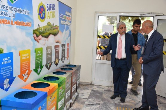 Cumhurbaşkanı Recep Tayyip Erdoğan’ın eşi Emine Erdoğan’ın himayelerinde Çevre ve Şehircilik Bakanlığınca başlatılan “Sıfır Atık Projesi” kapsamında Manisa Çevre ve Şehircilik İl Müdürlüğünce gerçekleştirilen uygulamalar yerinde incelendi. 
Manisa Valisi Mustafa Hakan Güvençer, Vali Yardımcısı Ünal Çakıcı, Şehzadeler Kaymakamı İsmail Çorumluoğlu, Şehzadeler Belediye Başkan Yardımcısı İsmail Önal, kamu kurum ve kuruluş amirleri ve basın mensuplarına yapılan Sıfır Atık Uygulamaları tanıtım programında “Atıktan Geri Dönüşüm Ürünleri Sergisi” de açıldı.
Sergi açılışında konuşan Çevre ve Şehircilik İl Müdürü Nurettin Aytekin Sıfır Atık Projesiyle, israfın önlenmesi, kaynakların daha verimli kullanılması, atık oluşumunun azaltılması ve bu sayede geri kazanımın sağlanmasının hedeflendiğini vurgulayarak, “Atıkların geri dönüşüm ve geri kazanım sürecinde değerlendirilmeden bertarafı, hem maddesel hem de enerji olarak ciddi kaynak kayıplarına neden olmaktadır. Dünyadaki nüfus artışı, tüketimde de kaçınılmaz bir artışa sebebiyet vermekte, sahip olduğumuz sınırlı kaynaklar artan ihtiyaçları karşılayamamaktadır. Bu durum göz önüne alındığında, doğal kaynakların verimli kullanılmasının önemi artmakta, bu nedenle de son yıllarda dünyada sıfır atık uygulama çalışmaları hem bireysel hem de kurumsal olarak yaygınlaşmaktadır. Sürdürülebilir Kalkınma İlkeleri çerçevesinde Bakanlığımız, atıkları kontrol altına almak, gelecek nesillere temiz, gelişmiş, yaşanılabilir bir Türkiye bırakmak amacıyla Sıfır Artık Projesiyle ilgili çalışmaları 2017 Haziran ayında başlatmıştır. Bakanlığımız 2018 yılından 2023 yılına kadar sürecek bir eylem planı hazırlamıştır. Sıfır Atık Pro¬jesi, Ankara'dan başlayarak tüm Türkiye'de aşamalı olarak hayata geçirilecektir. Manisa ilimizde de uygulamanın 2021 yılına kadar il geneline yaygınlaştırılması amaçlanmaktadır. Ülkemizde oluşan evsel atıkların yüzde 52'sini organik atıklar, yüzde 20'sini plastik atıklar oluşturmakta¬dır. Bu oranlara bakıldığında atıkların büyük bir kısmının değerlendirilebilir olduğu gözlemlenmek¬tedir. Bu projede en temel unsur, atıkların kaynağında ayrıştırılmasıdır. Yani her şey evimizde, iş¬yerimizde başlıyor. Bu noktada bireysel bilinç son derece önemli, ancak kurumsal kararlılık da en az onun kadar önem arz ediyor. Dünyadaki başarılı atık yönetim örnekleri de bunu doğruluyor” diye konuştu.
Aytekin,  öncelikle kamu kurumlarında, sonrasında tüm Türkiye'de yaygınlaşması hedeflenen Sıfır Atık Projesinin, sadece bir çevre duyarlılığı çalışması değil, insanlığın geleceğiyle ilgili bir sorumluluk hare¬keti olduğunu belirterek “Bize emanet edilen doğayı gelecek nesillere devredebilmek de insanlığın en büyük sorumlu¬luğudur. İl Müdürlüğümüzde de projeyle ilgili çeşitli çalışmalar yapılmaktadır” dedi.
Manisa Valisi Mustafa Hakan Güvençer de, “Bütün dünyada gelişen atık yönetimi ve atıkların yeniden kazanımı çabaları çerçevesinde, Cumhurbaşkanlığımız ve özellikle Cumhurbaşkanımızın saygıdeğer eşleri Emine Erdoğan Hanımefendinin de himayelerinde Çevre ve Şehircilik Bakanlığımızca Türkiye genelinde başlatılan Sıfır Atık projesinin bir ayağı olmak üzere Manisa Çevre ve Şehircilik İl Müdürlüğümüzün özellikle kadın çalışanlarının bu projeye katkı vermek üzere atık malzemelerden oluşturdukları yeni materyallerinin sergilendiği sergiyi hep beraber açıyoruz. Çevre ve Şehircilik İl Müdürlüğümüzü, ama özellikle Çevre ve Şehircilik İl Müdürlüğümüzün çalışanlarını, bu sergiye emek veren değerli memurelerimizi, bu çalışmalara katkı sağlayan Halk Eğitim Merkezi Müdürlüğümüzü yürekten kutluyorum, hayırlı olsun diyorum” dedi.
Daha sonra “Atıktan Geri Dönüşüm Ürünleri Sergisi” açılış kurdelesi kesildi. Sergideki ürünleri inceleyen Vali Güvençer ve beraberindekiler kurumdaki Sıfır Atık uygulamalarını görerek bilgi aldı.
Program sonunda Vali Güvençer ve diğer protokol Yunusemre Halk Eğitimi Merkezi Müdürlüğünce düzenlenen, geri dönüşüm ürünlerinin kullanıldığı Ambalaj ve Paketleme kursu öğretmeni Nazan Ercan’a teşekkür plaketi ve kursa devam eden Çevre ve Şehircilik İl Müdürlüğünün 12 personeline kurs bitirme belgelerini verdi.