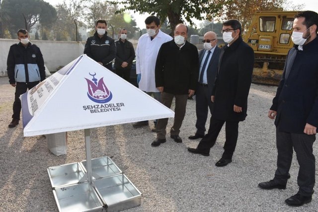 VATANDAŞLARA CANLAR İÇİN ÇAĞRI 
Sokak hayvanları için vatandaşlara da çağrıda bulunan Başkan Çelik “Çok fazla bir şey istemiyoruz. Kapımızın önüne bir kap su bir kap yemek koyalım. Onlar da can. Onların ihtiyaçlarını da karşılamak insan olarak bizlerin görevidir. Bu noktada çaba ve gayret sarf eden Değerli Başkanımıza derneğimizin gönüllülerine teşekkür ediyorum. İnanıyorum ki, kurum ve kuruluşlar, belediyeler, sivil toplum örgütleri el birliği ile daha fazla hizmet edebiliriz. Yeni hizmet aracımız hayırlı olsun.” şeklinde konuştu.