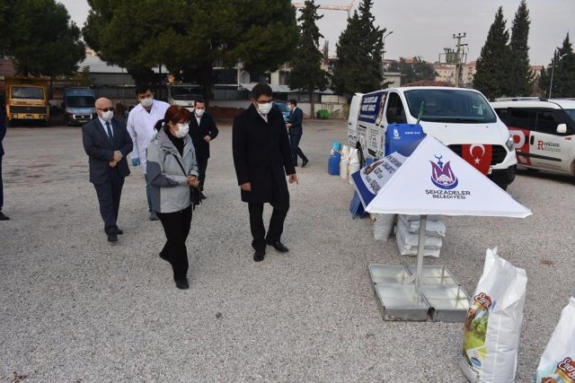 YEREL YÖNETİMLERİN DESTEĞİ ÇOK ÖNEMLİ
Kedi, köpek ve kuşların da şehrin bir parçası olduğuna, onların kış şartları karşında daha da zorlandığına dikkat çeken Hayvanları Koruma Derneği Manisa Şube Başkanı Reyhan Elbirliler de sözlerini şöyle sürdürdü; “İçinde bulunduğumuz pandemi ve kış şartları ile canların mücadele edebilmesi için karınlarının tok olması lazım. Bizler elimizden geldiğince besleme yapmaya çalışıyoruz ancak olmuyor. Yerel yönetimlerin desteği bizler için çok önemli. Aracımız ve verilecek mamalar bizim büyük bir açığımızı kapatmış olacak. Besleme yapan gruplarımız var. Verilen mamaları onlara vereceğiz. Özellikle kırsal bölgelerdeki hayvanlar için iyi olacak. Nakil aracı bir lüks değil, ihtiyaç. Özellikle hasta ve yaralı hayvanların taşınmasında çok büyük bir ihtiyaç.  Temin ettiğiniz için çok teşekkür ediyorum.  İnşallah ileriki günlerde ilçemize yakışır bir bakımevimiz de olur.”