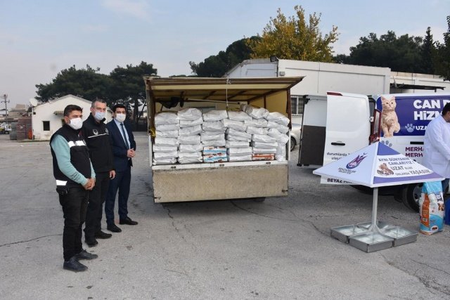 Şehzadeler Belediyesi,  özellikle hasta ve yaralı sokak hayvanlarının taşınmasında hizmet verecek Can Dostlar Hizmet Aracını hizmete soktu.  Hayvanları Koruma Derneği Manisa Şube Başkanı Reyhan Elbirliler’in de hazır bunduğu araç tanıtım töreninde konuşan Şehzadeler Belediye Başkanı Ömer Faruk Çelik,  hizmet filosuna dahil edilen aracın hayırlı olması dileğinde bulundu. Havaların iyice soğuduğuna dikkat çeken Başkan Çelik,