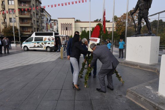 Manisa Valisi Mustafa Hakan Güvençer 19 Ekim Muhtarlar Günü nedeniyle Yunusemre Muhtarlar Derneği Başkanı Bedriye Pehlivan ve Şehzadeler Muhtarlar Derneği Başkanı Mahir Arslan’ı ziyaret ederek Muhtarlar Gününü kutladı.
Muhtarlar Günü dolayısıyla sabah ilk olarak Cumhuriyet Meydanındaki Atatürk ve Milli Egemenlik Anıtı önünde tören düzenlendi. Törene Vali Yardımcısı Abdullah Etil, Büyükşehir Belediyesi Muhtarlıklar Dairesi Başkanı Ersoy Arslan, Şehzadeler Belediye Başkanvekili Adnan Kaçire, Şehzadeler Muhtarlar Derneği Başkanı Mahir Arslan, Yunusemre Muhtarlar Derneği Başkanı Bedriye Pehlivan, muhtarlar ve Şehitler Ortaokulu öğrencileri katıldı. 
Manisalı muhtarlar adına Şehzadeler Muhtarlar Derneği Başkanı Mahir Arslan ve Yunusemre Muhtarlar Derneği Başkanı Bedriye Pehlivan Atatürk ve Milli Egemenlik Anıtına birlikte çelenk sundu. Çelenk sunulmasının ardından saygı duruşunda bulunuldu ve İstiklal Marşı söylendi.
Şehzadeler Muhtarlar Derneği Başkanı Mahir Arslan ve Yunusemre Muhtarlar Derneği Başkanı Bedriye Pehlivan Günün anlam ve önemine ilişkin konuşma yaparak muhtarlar gününü kutladılar. 
Muhtar Derneklerini Ziyaret
Manisa Valisi Mustafa Hakan Güvençer Muhtarlar Günü kutlama etkinlikleri kapsamında Yunusemre Muhtarlar Derneği Başkanı Bedriye Pehlivan ve Şehzadeler Muhtarlar Derneği Başkanı Mahir Arslan’ı ziyaret ederek Muhtarlar Gününü kutladı.
Manisa Valisi Mustafa Hakan Güvençer, Manisa Büyükşehir Belediye Başkan Vekili Mümtaz Kahya, Vali Yardımcısı Abdullah Etil, Yunusemre Kaymakamı Ahmet Erdoğdu, MASKİ Genel Müdürü Yaşar Coşkun, Büyükşehir Belediyesi Muhtarlıklar Dairesi Başkanı Ersoy Arslan, Manisa Valiliği İdare ve Denetim Müdürü Polat Yılmaz ile birlikte ilk olarak Şehzadeler Muhtarlar Derneğini ziyaret etti.  
Vali Güvençer, Şehzadeler Muhtarlar Derneği Başkanı Mahir Arslan’a çiçek takdim ederek Muhtarlar Gününü kutladı. Şehzadeler Kaymakamı Cemal Hüsnü Kansız’ın da katıldığı ziyarette Başkan Arslan ve mahalle muhtarları ziyaret nedeniyle teşekkür ettiler. 
Vali Güvençer beraberindekilerle birlikte daha sonra Yunusemre Muhtarlar Derneğini ziyaret ederek çiçek takdim etti. Vali Güvençer, mahalle muhtarlarının gününü tebrik ederken, Yunusemre Muhtarlar Derneği Başkanı Bedriye Pehlivan da ziyaretleri nedeniyle teşekkür etti. Pehlivan, ziyaret anısına Vali Güvençer’e fincan takımı hediye etti. Ziyarette ayrıca Kuyualan Mahalle Muhtarı Şadan Şevik’in doğum günü pastası kesildi.