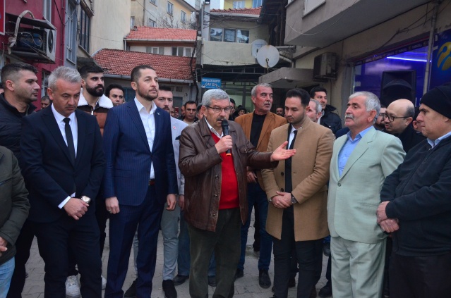 Yüzlerce arabanın katıldığı konvoyla ilçeye giriş yapan YRP belediye başkan adayı İhsan Temel ilçe turu yaptı. Konvoyla ilçeyi gezen Temel'e sevgi gösterileri yapıldı. Halkı selamlayan İhsan Temel, YRP ilçe binası önündeki Mehmet Akif Meydanında toplanan kalabalık halka da hitap etti. " Gel dediniz geldim" diyen İhsan Temel " Bakın bu meydanda hemen arkanızda duran bu meydanı güzelleştiren saat kulesi bile benim eserim, çok istediniz geldim" deyince konuşması alkışlarla kesilen Temel" Seçim sürecine kadar yine hep birlikte olacağız, yapacaklarımızı projelerimizi sizlerle paylaşacağım, görev yaptığım süre içinde hep halkımın yanında oldum, hizmet ürettim, ilçeye hizmetten ala yıllarca kalacak eserler kazandırdım, hiç kimse bana çaldın, çaldırdın diyemedi, on yıllık süre geçti sevginiz hiç bitmedi, gel dediniz geldim, Demirci'yi yeniden hizmete boğacağız" dedi.