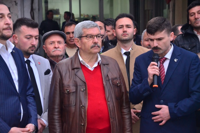 Programda konuşma yapan Yeniden Refah partisi Demirci ilçe başkanı İbrahim Ethem Bağcı ise " bizler Demirci'ye hizmet noktasında halkımızın yoğun olarak aday görmek istediği başkanımız İhsan Temel ismi üstünde kenetlendik. Halkımız istedi getirdik, şimdi hep birlikte o siyaset, bu siyaset demeden hizmet noktasında birleşeceğiz ve İhsan başkanımızla hizmet üretmeye başlayacağız" dedi.