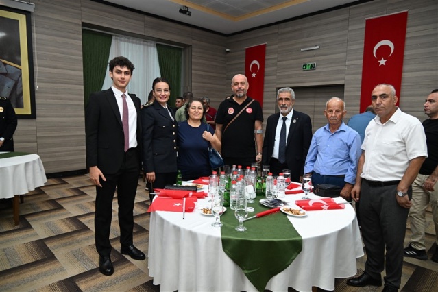 Bu vesileyle, başta Gazi Mustafa Kemal Atatürk ve silah arkadaşları olmak üzere, bağımsızlık mücadelemizin tüm kahramanlarını, aziz şehitlerimizi ve kahraman gazilerimizi minnet, şükran ve rahmetle anıyorum. Ülkemizin güvenliği için bugün de aynı inanç ve kararlılıkla mücadele eden güvenlik güçlerimize de şükranlarımı sunuyorum. Tüm halkımızın 30 Ağustos Zafer Bayramı’nı kutluyorum.” Şeklinde konuştu.