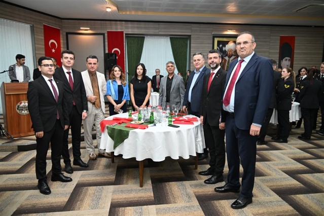 30 Ağustos 1922’de elde edilen bu zafer, tüm imkânsızlıklara rağmen kazanılarak dünya harp tarihine altın harflerle kazınmıştır. 26 Ağustos’ta Sultan Alparslan ile yurt tuttuğumuz güzide vatanımızdan bizi söküp atmak isteyen, zamanının en güçlü ordularına karşı Samsun’da yakılan istiklal kıvılcımı, milli mücadele ile bütün yurda umut olan muazzam bir meşaleye dönüşmüştür. Nihayet, bu emsalsiz hürriyet meşalesi, 30 Ağustos 1922’de, Başkomutan Mustafa Kemal Atatürk’ün önderliğinde kazanılan Büyük Taarruz Zaferi ile bütün yurdu aydınlatmıştır.
