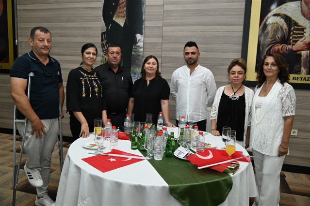 Eşi Sema Ünlü ile birlikte programa katılan misafirlerle sohbet eden Vali Enver Ünlü, yaptığı konuşmada Ağustos ayının zaferlerle dolu önemli bir ay olduğunu belirterek; “Türk tarihinde Ağustos ayı zaferler ayı olarak ayrı bir yere sahiptir. 1071 Malazgirt, 1473 Otlukbeli, 1514 Çaldıran, 1516 Mercidabık, 1521 Belgrad, 1526 Mohaç, 1571 Kıbrıs ve daha niceleri hep Ağustos ayındadır. Kurtuluş Savaşımızda da 1921 Sakarya ve 1922 Dumlupınar Zaferleri yine Ağustos ayındadır.  Bu zaferlerden birisi de Türk milletinin bağımsızlık ve özgürlük mücadelesinin en önemli dönüm noktalarından biri olan Büyük Taarruz Zaferidir.