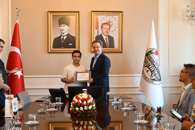 Öğrencilere tavsiyelerde de bulunan Vali Ünlü, "Bu başarılarınızın devamı için aynı azim ve kararlılıkla çalışmaya devam edin. Sizler, ülkemizin geleceği için büyük umut kaynağısınız. Bugün elde ettiğiniz başarı, gelecekte elde edeceğiniz nice başarıların habercisidir. Yolunuz açık olsun, her zaman sizlerin yanındayız ve sizlerle gurur duyuyoruz.” şeklinde konuştu.
İl Milli Eğitim Müdürü Mehmet Uğurelli ise, öğrencilerin başarısının eğitim camiası için büyük bir gurur kaynağı olduğunu belirterek, "Bu başarı hem öğrencilerimizin hem de öğretmenlerimizin özverili çalışmalarının bir sonucudur. Öğrencilerimizin elde ettiği bu başarı, bizleri de motive ediyor ve gururlandırıyor" dedi.
Bu başarıyı elde etmek için çok çalıştıklarını ve emeklerinin karşılığını aldıklarını söyleyen öğrenciler, bundan sonra da aynı azimle çalışarak daha büyük başarılara imza atmak istediklerini ifade ettiler.
Vali Enver Ünlü, Liselere Geçiş Sınavında tam puan alarak Türkiye 1’incisi olan Hilal Koyuncu, Ali Eren Dalgıç, Bedri Topçu, Kağan Genç,Eymen Sunmaz, Eren Naymanol, M. Eymen Çağlayan ve Ferhat Ege Akarsu’yu tebrik ederek Başarı Belgesi ve çeşitli hediyeler verdi.