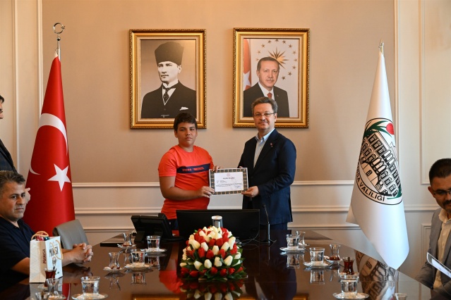 Bu başarının başta öğrencilerin aileleri olmak üzere bütün Manisa’yı gururlandırdığını söyleyen Vali Enver Ünlü, “Daha yolun başındasınız ve aynı disiplinle çalışmaya devam edeceksiniz. Önünüzde uzun bir yol var, o uzun yolda göz açıp kapayıncaya kadar geçiyor. Zaman biriktirilemeyen ama en kıymetli servetimiz.   Onun için zamanı iyi kullanmak ve kendinizi geleceğe iyi hazırlamak mecburiyetindesiniz. Ülkeniz ve ailelerimiz için buna mecbursunuz. Türkiye’nin en başarılı öğrencileri olarak 2. Yüzyılı, Türkiye’nin Yüzyılını sizler inşa edeceksiniz. Ne diyor Cumhuriyetimizin Kurucusu Gazi Mustafa Kemal Atatürk “Cumhuriyeti biz kuruduk, onu yaşatacak ve yüceltecek sizlersiniz.” Sizler azminiz ve çalışkanlığınızla büyük bir başarıya imza attınız. Bu başarı, sadece ailenizi ve öğretmenlerinizi değil, tüm Manisa’yı gururlandırdı. Hepinizi yürekten kutluyorum” dedi.