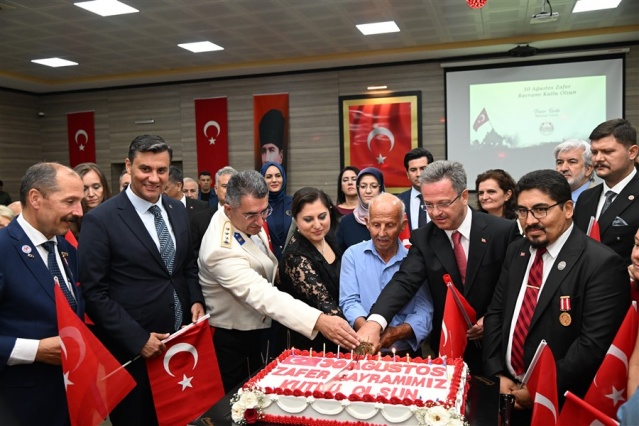 Milletimizin ve devletimizin bağımsızlığı yolunda atılan en büyük adımlardan biri olarak 30 Ağustos’ta kazanılan bu zafer, Türkiye Cumhuriyeti'nin temellerinin atılmasında kilit taşı olmuştur. İçine düşmüş olduğu çok zor bir süreçten, sabırla, azimle, her türlü yokluğa ve imkânsızlığa rağmen; inançla, imanla Milli Mücadele’yi yürüten Aziz Türk Milleti; bütün cephelerden zaferlerle çıkmış ve Gazi Mustafa Kemal Atatürk’ün önderliğinde büyük zafere ulaşmıştır.” Dedi.