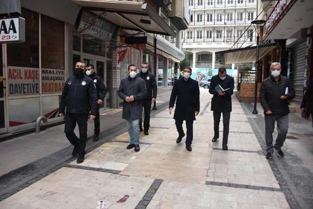 Şehzadeler Belediye Başkanı Ömer Faruk Çelik, yaklaşık bir ay önce temelleri atılan Ahmet Bedevi Mahallesi Amatör Spor Kulüpleri antrenman sahası inşaatında incelemelerde bulundu. İncelemeler esnasında Başkan Çelik’e Fen İşleri Müdürü Halil Şentürk, Zabıta Müdürü Yasin İlban ve Temizlik İşleri Müdürü Bayram Akkaya’da eşlik etti.