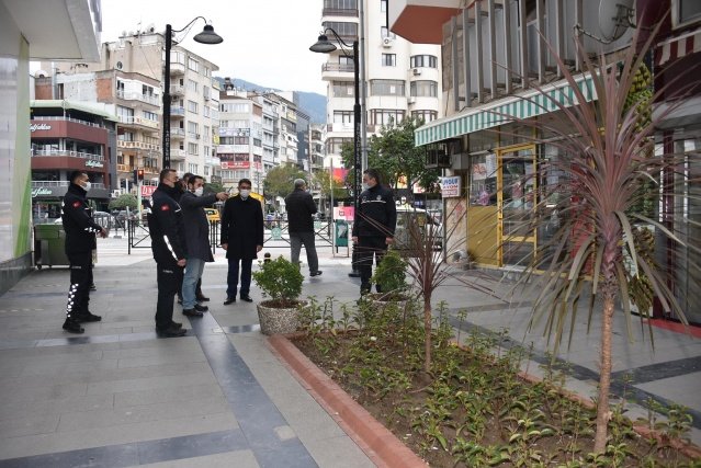 “Her türlü olumsuzluğa karşı Şehzadeler Belediyesi ayakta”
Şehzadeler Belediyesinin tüm birimleri il birlikte sahada yoğun bir çalışma yürüttüğünü ifade eden Başkan Çelik “ Şehzadeler Belediyemiz tüm ekipleri ile birlikte ayakta yoğun bir şekilde çalışamaya devam ediyor. Özellikle Kar yağışına karşı Fen İşleri Müdürlüğümüze bağlı ekiplerimiz hazır bir şekilde bekliyorlar. Bu noktada gündüz ya da gece fark etmeksizin ekiplerimiz oluşabilecek her türlü olumsuzluğu gidermek için ayakta olacağız. Şehzadeler halkının huzur, refah ve mutluluğu için biz tüm ekiplerimiz ile birlikte mesai mefhumu dinlemeden gece gündüz demeden çalışmaya devam ediyoruz” dedi.
Başkan Çelik ve beraberinde ki heyet Ahmet Bedevi Mahallesi Amatör Spor Kulüpleri Antrenman sahasının ardından Şehzadelerin farklı sokak ve sevgi yollarında incelemelerde bulundu.