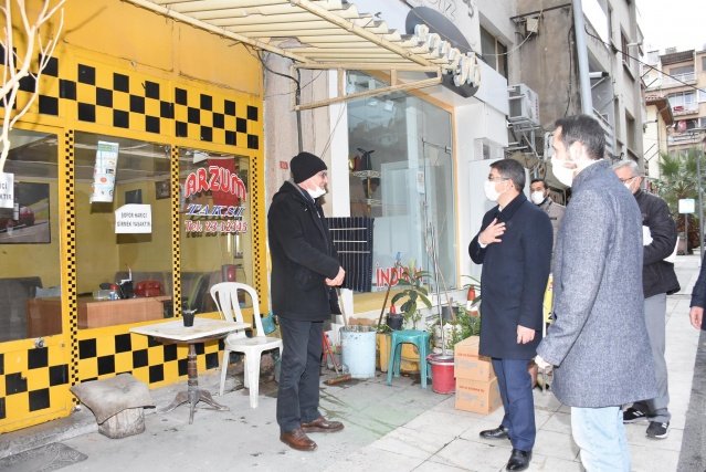 “Bu Şehri el birliği ile temiz tutmalıyız”
Şehzadeler Belediyesi olarak temizlik çalışmalarını önemsediklerini ifade eden Başkan Çelik “Şehzadeler Belediyesi olarak temizlik çalışmalarına büyük önem veriyoruz. Mahalle Mahalle, sokak sokak ilçemizi daha temiz bir hale getirebilmek için büyük bir gayretle çalışıyoruz. Bu noktada tüm hemşerilerimizden isteğimiz yerlere çöp atılmaması, sokaklarımızın temiz tutulması noktasında bir katkıda bulunmalarıdır. Tüm Dünyayı etkisi altına alan bu pandemi süreci de göstermiştir ki, her türlü mücadelede temizlik en ön sırada yer almaktadır. Sağlığımız için, çevremiz için ve geleceğimiz için lütfen kapımızın önünü ve çevremizi temiz tutalım” dedi.