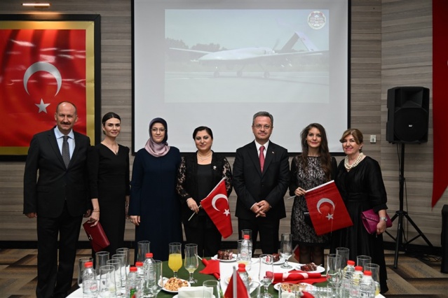 Vali Enver Ünlü ve protokol üyeleri kabul töreni sonrası düzenlenen Zafer yürüyüşüne katıldı. Bando takımı eşliğinde ellerinde Türk Bayrağı ve fenerlerle yürüyen Vali Enver Ünlü ve protokol üyelerine Manisalılar eşlik etti.