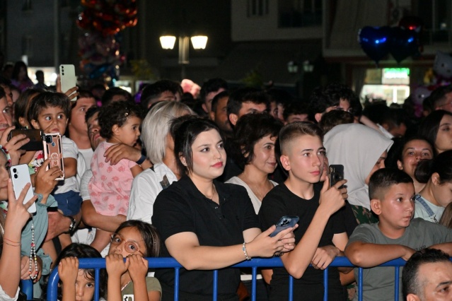 Manisa Büyükşehir Belediyesi’nin 30 Ağustos Zafer Bayramı ile başlattığı, kurtuluş günleriyle de tüm Manisa’ya yaydığı konser etkinlikleri devam ediyor. Sarıgöl’ün düşman işgalinden kurtuluşunun 102’nci yıl dönümünde Sanatçı Emre Fel sahne aldı. Sarıgöl Kent Meydanı’nda gerçekleştirilen konseri Sarıgöl Kaymakamı Halil Dalak, Sarıgöl Belediye Başkanı Tahsin Akdeniz, Manisa Büyükşehir Belediyesi Genel Sekreteri Ali Kılıç ile Sarıgöllü yurttaşlar takip etti. Sevilen şarkılarını Sarıgöllüler için seslendiren Emre Fel, izleyenlerin beğenisini topladı.