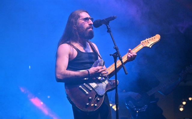 Başkan Zeyrek’e teşekkür etti
Sarıgöl Belediye Başkanı Tahsin Akdeniz ise konser nedeniyle Manisa Büyükşehir Belediye Başkanı Mimar Ferdi Zeyrek’e teşekkür etti. Başkan Akdeniz, “Bugün 4 Eylül. Bu topraklar üzerinde kirli hesaplar yapan emperyalist güçlere unutamayacakları bir ders verdiğimiz gündür. Bugün Sarıgöl’ün gurur günüdür, bayramımızdır. Bayramımız kutlu olsun. Bizler, bugün burada sıradan bir kutlama yapmıyoruz. 102 yıl önce bu vatan için nasıl can verildiyse, bugün de aynı kararlılık ve inançta olduğumuzu göstermek için toplandık. Bugün Sarıgöl’ümüzün doğum günüdür” ifadelerini kullandı.