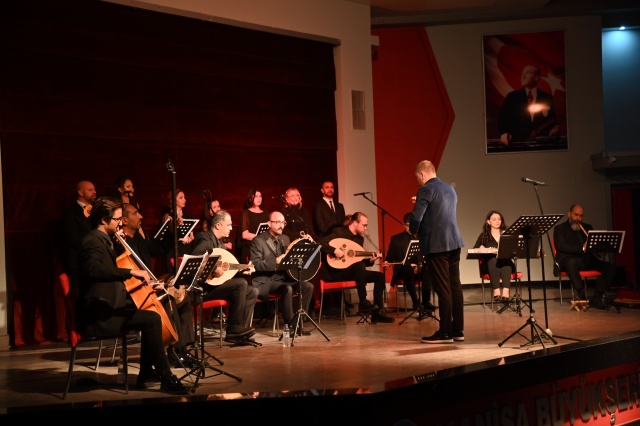 Ücretsiz olarak düzenlenen konserin sanat yönetmenliğini Ufuk Şahin üstlenirken, gecenin sunuculuğunu Nurdan Öktem yaptı. Konuk sanatçı Elmas Kıran, seslendirdiği eserlerle izleyicilerin beğenisini topladı. Manisalı müzik tutkunları, böylesi özel bir etkinlikte bir araya gelerek, klasik musiki ezgileriyle dolu harika bir gece yaşadı.