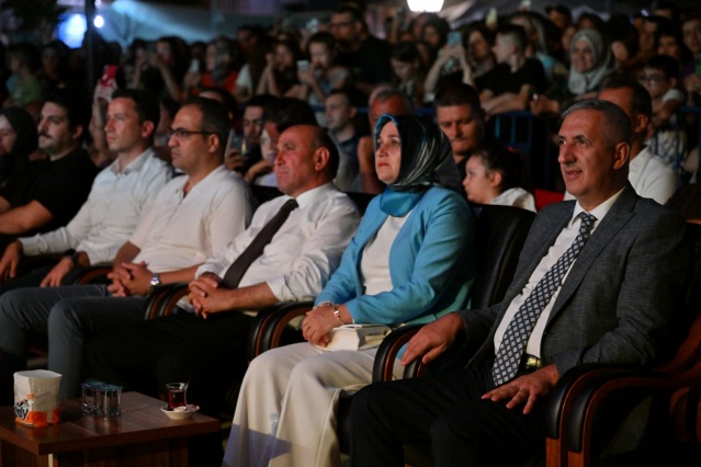 Kurtuluşun 102’nci yılını kutladı
Konserde Sarıgöl Belediye Başkanı Tahsin Akdeniz ile Manisa Büyükşehir Belediyesi Genel Sekreter Yardımcısı Ali Kılıç, sanatçıya çiçek ve hediye takdim etti. Genel Sekreter Yardımcısı Ali Kılıç, “Sarıgöl’ün düşman işgalinden kurtuluşunun 102’nci yılı kutlu olsun. Büyükşehir Belediye Başkanımız Ferdi Zeyrek’in öncülüğünde tüm ilçelerimizde bu coşkuya ortak olarak etkinlikler düzenledik. Sanatçımız Emre Fel’e de katkılarından dolayı teşekkür ediyorum”
