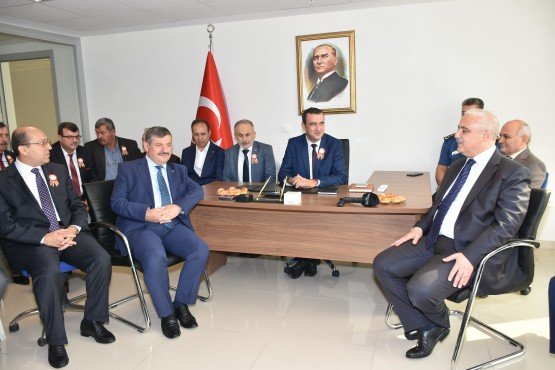 Manisa Valisi Mustafa Hakan Güvençer 19 Ekim Muhtarlar Günü nedeniyle Yunusemre Muhtarlar Derneği Başkanı Bedriye Pehlivan ve Şehzadeler Muhtarlar Derneği Başkanı Mahir Arslan’ı ziyaret ederek Muhtarlar Gününü kutladı.
Muhtarlar Günü dolayısıyla sabah ilk olarak Cumhuriyet Meydanındaki Atatürk ve Milli Egemenlik Anıtı önünde tören düzenlendi. Törene Vali Yardımcısı Abdullah Etil, Büyükşehir Belediyesi Muhtarlıklar Dairesi Başkanı Ersoy Arslan, Şehzadeler Belediye Başkanvekili Adnan Kaçire, Şehzadeler Muhtarlar Derneği Başkanı Mahir Arslan, Yunusemre Muhtarlar Derneği Başkanı Bedriye Pehlivan, muhtarlar ve Şehitler Ortaokulu öğrencileri katıldı. 
Manisalı muhtarlar adına Şehzadeler Muhtarlar Derneği Başkanı Mahir Arslan ve Yunusemre Muhtarlar Derneği Başkanı Bedriye Pehlivan Atatürk ve Milli Egemenlik Anıtına birlikte çelenk sundu. Çelenk sunulmasının ardından saygı duruşunda bulunuldu ve İstiklal Marşı söylendi.
Şehzadeler Muhtarlar Derneği Başkanı Mahir Arslan ve Yunusemre Muhtarlar Derneği Başkanı Bedriye Pehlivan Günün anlam ve önemine ilişkin konuşma yaparak muhtarlar gününü kutladılar. 
Muhtar Derneklerini Ziyaret
Manisa Valisi Mustafa Hakan Güvençer Muhtarlar Günü kutlama etkinlikleri kapsamında Yunusemre Muhtarlar Derneği Başkanı Bedriye Pehlivan ve Şehzadeler Muhtarlar Derneği Başkanı Mahir Arslan’ı ziyaret ederek Muhtarlar Gününü kutladı.
Manisa Valisi Mustafa Hakan Güvençer, Manisa Büyükşehir Belediye Başkan Vekili Mümtaz Kahya, Vali Yardımcısı Abdullah Etil, Yunusemre Kaymakamı Ahmet Erdoğdu, MASKİ Genel Müdürü Yaşar Coşkun, Büyükşehir Belediyesi Muhtarlıklar Dairesi Başkanı Ersoy Arslan, Manisa Valiliği İdare ve Denetim Müdürü Polat Yılmaz ile birlikte ilk olarak Şehzadeler Muhtarlar Derneğini ziyaret etti.  
Vali Güvençer, Şehzadeler Muhtarlar Derneği Başkanı Mahir Arslan’a çiçek takdim ederek Muhtarlar Gününü kutladı. Şehzadeler Kaymakamı Cemal Hüsnü Kansız’ın da katıldığı ziyarette Başkan Arslan ve mahalle muhtarları ziyaret nedeniyle teşekkür ettiler. 
Vali Güvençer beraberindekilerle birlikte daha sonra Yunusemre Muhtarlar Derneğini ziyaret ederek çiçek takdim etti. Vali Güvençer, mahalle muhtarlarının gününü tebrik ederken, Yunusemre Muhtarlar Derneği Başkanı Bedriye Pehlivan da ziyaretleri nedeniyle teşekkür etti. Pehlivan, ziyaret anısına Vali Güvençer’e fincan takımı hediye etti. Ziyarette ayrıca Kuyualan Mahalle Muhtarı Şadan Şevik’in doğum günü pastası kesildi.