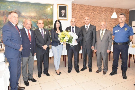 Manisa Valisi Mustafa Hakan Güvençer 19 Ekim Muhtarlar Günü nedeniyle Yunusemre Muhtarlar Derneği Başkanı Bedriye Pehlivan ve Şehzadeler Muhtarlar Derneği Başkanı Mahir Arslan’ı ziyaret ederek Muhtarlar Gününü kutladı.
Muhtarlar Günü dolayısıyla sabah ilk olarak Cumhuriyet Meydanındaki Atatürk ve Milli Egemenlik Anıtı önünde tören düzenlendi. Törene Vali Yardımcısı Abdullah Etil, Büyükşehir Belediyesi Muhtarlıklar Dairesi Başkanı Ersoy Arslan, Şehzadeler Belediye Başkanvekili Adnan Kaçire, Şehzadeler Muhtarlar Derneği Başkanı Mahir Arslan, Yunusemre Muhtarlar Derneği Başkanı Bedriye Pehlivan, muhtarlar ve Şehitler Ortaokulu öğrencileri katıldı. 
Manisalı muhtarlar adına Şehzadeler Muhtarlar Derneği Başkanı Mahir Arslan ve Yunusemre Muhtarlar Derneği Başkanı Bedriye Pehlivan Atatürk ve Milli Egemenlik Anıtına birlikte çelenk sundu. Çelenk sunulmasının ardından saygı duruşunda bulunuldu ve İstiklal Marşı söylendi.
Şehzadeler Muhtarlar Derneği Başkanı Mahir Arslan ve Yunusemre Muhtarlar Derneği Başkanı Bedriye Pehlivan Günün anlam ve önemine ilişkin konuşma yaparak muhtarlar gününü kutladılar. 
Muhtar Derneklerini Ziyaret
Manisa Valisi Mustafa Hakan Güvençer Muhtarlar Günü kutlama etkinlikleri kapsamında Yunusemre Muhtarlar Derneği Başkanı Bedriye Pehlivan ve Şehzadeler Muhtarlar Derneği Başkanı Mahir Arslan’ı ziyaret ederek Muhtarlar Gününü kutladı.
Manisa Valisi Mustafa Hakan Güvençer, Manisa Büyükşehir Belediye Başkan Vekili Mümtaz Kahya, Vali Yardımcısı Abdullah Etil, Yunusemre Kaymakamı Ahmet Erdoğdu, MASKİ Genel Müdürü Yaşar Coşkun, Büyükşehir Belediyesi Muhtarlıklar Dairesi Başkanı Ersoy Arslan, Manisa Valiliği İdare ve Denetim Müdürü Polat Yılmaz ile birlikte ilk olarak Şehzadeler Muhtarlar Derneğini ziyaret etti.  
Vali Güvençer, Şehzadeler Muhtarlar Derneği Başkanı Mahir Arslan’a çiçek takdim ederek Muhtarlar Gününü kutladı. Şehzadeler Kaymakamı Cemal Hüsnü Kansız’ın da katıldığı ziyarette Başkan Arslan ve mahalle muhtarları ziyaret nedeniyle teşekkür ettiler. 
Vali Güvençer beraberindekilerle birlikte daha sonra Yunusemre Muhtarlar Derneğini ziyaret ederek çiçek takdim etti. Vali Güvençer, mahalle muhtarlarının gününü tebrik ederken, Yunusemre Muhtarlar Derneği Başkanı Bedriye Pehlivan da ziyaretleri nedeniyle teşekkür etti. Pehlivan, ziyaret anısına Vali Güvençer’e fincan takımı hediye etti. Ziyarette ayrıca Kuyualan Mahalle Muhtarı Şadan Şevik’in doğum günü pastası kesildi.