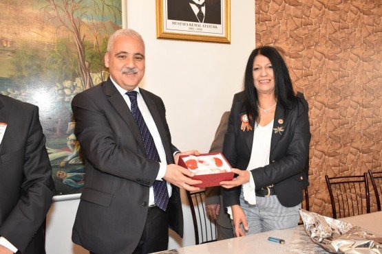 Manisa Valisi Mustafa Hakan Güvençer 19 Ekim Muhtarlar Günü nedeniyle Yunusemre Muhtarlar Derneği Başkanı Bedriye Pehlivan ve Şehzadeler Muhtarlar Derneği Başkanı Mahir Arslan’ı ziyaret ederek Muhtarlar Gününü kutladı.
Muhtarlar Günü dolayısıyla sabah ilk olarak Cumhuriyet Meydanındaki Atatürk ve Milli Egemenlik Anıtı önünde tören düzenlendi. Törene Vali Yardımcısı Abdullah Etil, Büyükşehir Belediyesi Muhtarlıklar Dairesi Başkanı Ersoy Arslan, Şehzadeler Belediye Başkanvekili Adnan Kaçire, Şehzadeler Muhtarlar Derneği Başkanı Mahir Arslan, Yunusemre Muhtarlar Derneği Başkanı Bedriye Pehlivan, muhtarlar ve Şehitler Ortaokulu öğrencileri katıldı. 
Manisalı muhtarlar adına Şehzadeler Muhtarlar Derneği Başkanı Mahir Arslan ve Yunusemre Muhtarlar Derneği Başkanı Bedriye Pehlivan Atatürk ve Milli Egemenlik Anıtına birlikte çelenk sundu. Çelenk sunulmasının ardından saygı duruşunda bulunuldu ve İstiklal Marşı söylendi.
Şehzadeler Muhtarlar Derneği Başkanı Mahir Arslan ve Yunusemre Muhtarlar Derneği Başkanı Bedriye Pehlivan Günün anlam ve önemine ilişkin konuşma yaparak muhtarlar gününü kutladılar. 
Muhtar Derneklerini Ziyaret
Manisa Valisi Mustafa Hakan Güvençer Muhtarlar Günü kutlama etkinlikleri kapsamında Yunusemre Muhtarlar Derneği Başkanı Bedriye Pehlivan ve Şehzadeler Muhtarlar Derneği Başkanı Mahir Arslan’ı ziyaret ederek Muhtarlar Gününü kutladı.
Manisa Valisi Mustafa Hakan Güvençer, Manisa Büyükşehir Belediye Başkan Vekili Mümtaz Kahya, Vali Yardımcısı Abdullah Etil, Yunusemre Kaymakamı Ahmet Erdoğdu, MASKİ Genel Müdürü Yaşar Coşkun, Büyükşehir Belediyesi Muhtarlıklar Dairesi Başkanı Ersoy Arslan, Manisa Valiliği İdare ve Denetim Müdürü Polat Yılmaz ile birlikte ilk olarak Şehzadeler Muhtarlar Derneğini ziyaret etti.  
Vali Güvençer, Şehzadeler Muhtarlar Derneği Başkanı Mahir Arslan’a çiçek takdim ederek Muhtarlar Gününü kutladı. Şehzadeler Kaymakamı Cemal Hüsnü Kansız’ın da katıldığı ziyarette Başkan Arslan ve mahalle muhtarları ziyaret nedeniyle teşekkür ettiler. 
Vali Güvençer beraberindekilerle birlikte daha sonra Yunusemre Muhtarlar Derneğini ziyaret ederek çiçek takdim etti. Vali Güvençer, mahalle muhtarlarının gününü tebrik ederken, Yunusemre Muhtarlar Derneği Başkanı Bedriye Pehlivan da ziyaretleri nedeniyle teşekkür etti. Pehlivan, ziyaret anısına Vali Güvençer’e fincan takımı hediye etti. Ziyarette ayrıca Kuyualan Mahalle Muhtarı Şadan Şevik’in doğum günü pastası kesildi.