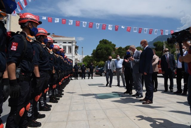 Görevde Yükselen Personeli Tebrik Etti
Manisa Büyükşehir Belediye Başkanı Cengiz Ergün, konuşmasının sonunda görevde yükselme sınavında başarılı olan itfaiye ve zabıta personelini tebrik etti. Başkan Ergün, “Konuşmamın başında bu güzel törenimizde görevde yükselme sınavında başarılı olan itfaiye ve zabıta personelimize rütbelerini tevdi edeceğimizi de belirtmiştim. Sınavda başarı gösteren personelimizi de kutluyor, çalışmalarında başarılar diliyorum. Bu duygularla törenimize katılan değerli muhtarlarımıza, personelimize ve sizlere teşekkür ediyor, hepinize bir kez daha sevgi ve saygılarımı sunuyorum. Sağ olun, var olun” diyerek konuşmasını tamamladı. Başkan Ergün’ün konuşmasının ardından mahalle muhtarlarına tankerlerin tahsis belgesi teslim edildi.