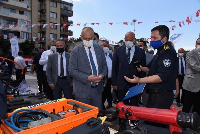 İtfaiye İle Zabıta Personellerimize Rütbe Töreni Düzenlendi
Manisa Büyükşehir Belediye Başkanı Cengiz Ergün’ün konuşmasının ardından görevde yükselme sınavında başarılı olan itfaiye ve zabıta personellerine rütbe töreni düzenlendi. Başkan Ergün, görevinde yükselen personellere rütbelerini tek tek tevdi etti. Törende Manisa Büyükşehir Belediye Başkanı Cengiz Ergün’e Türkiye haritası üzerinde Cengiz Ergün yazılı plaket takdim edildi.