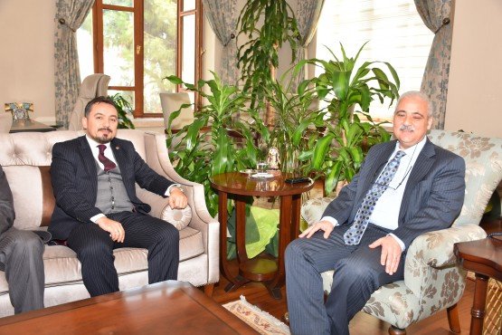 İYİ Parti Manisa İl Başkanı Hasan Eryılmaz ve yeni yönetimi Manisa Valisi Mustafa Hakan Güvençer’e nezaket ziyaretinde bulundu.
Ziyarette konuşan İYİ Parti Manisa İl Başkanı Hasan Eryılmaz Vali Güvençer’in kendilerini kabulü nedeniyle teşekkür ederek, “Partimizde 15-20 gün önce yeniden yapılanma süreci başladı. İl, ilçe başkanlarımız tamamen istifa etti. Bunun sonucunda Manisa’ya ben yeni atandım. Atama sonucunda yönetim kurulumuzu oluşturduk. Milletimiz için hizmet edeceğiz. Burada devletimizin en yüksek makamını temsil eden siz Sayın Valimizi ziyaretimizi gerçekleştirmek istedik. Türkiye Cumhuriyetinin ilerlemesinde, büyümesinde sizlerin katkısı olacaktır. Bundan dolayı sizinle sürekli istişarede bulunmak istedik. Bizlere kapıyı açtınız, bu nedenle ben, yönetim kurulum ve partimiz adına sizlere çok teşekkür ederim” dedi.
Vali Güvençer de ziyaretleri nedeniyle İYİ Parti Manisa İl Başkanı Hasan Eryılmaz ve yeni yönetimine teşekkür ederek çalışmalarında başarılar diledi.