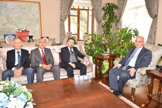 İYİ Parti Manisa İl Başkanı Hasan Eryılmaz ve yeni yönetimi Manisa Valisi Mustafa Hakan Güvençer’e nezaket ziyaretinde bulundu.
Ziyarette konuşan İYİ Parti Manisa İl Başkanı Hasan Eryılmaz Vali Güvençer’in kendilerini kabulü nedeniyle teşekkür ederek, “Partimizde 15-20 gün önce yeniden yapılanma süreci başladı. İl, ilçe başkanlarımız tamamen istifa etti. Bunun sonucunda Manisa’ya ben yeni atandım. Atama sonucunda yönetim kurulumuzu oluşturduk. Milletimiz için hizmet edeceğiz. Burada devletimizin en yüksek makamını temsil eden siz Sayın Valimizi ziyaretimizi gerçekleştirmek istedik. Türkiye Cumhuriyetinin ilerlemesinde, büyümesinde sizlerin katkısı olacaktır. Bundan dolayı sizinle sürekli istişarede bulunmak istedik. Bizlere kapıyı açtınız, bu nedenle ben, yönetim kurulum ve partimiz adına sizlere çok teşekkür ederim” dedi.
Vali Güvençer de ziyaretleri nedeniyle İYİ Parti Manisa İl Başkanı Hasan Eryılmaz ve yeni yönetimine teşekkür ederek çalışmalarında başarılar diledi.