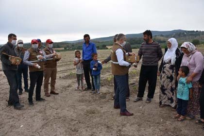 “1 Haziran Dünya Süt Günü” dolayısıyla çiftçilere süt ikramında bulunan Manisa İl Tarım ve Orman Müdürü Metin Öztürk, süt içimini teşvik edebilmek ve içinde bulunduğumuz küresel salgın sürecinde her türlü zorluğa katlanan vefakâr çiftçilerimizin ve tarım işçilerimizin yanlarında olduğumuzu göstermek amacıyla süt ikramında bulunduklarını söyledi.
