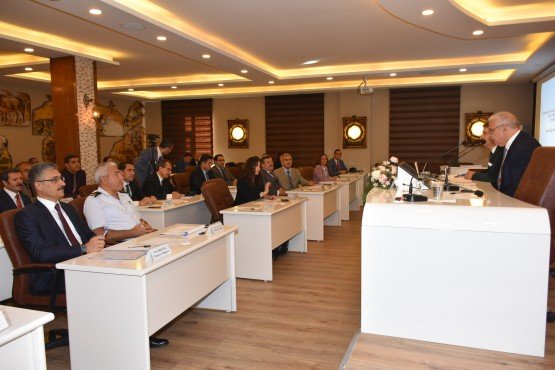 Bağımlılık İle Mücadele İl Koordinasyon Kurulu Manisa Valisi Mustafa Hakan Güvençer başkanlığında toplandı.
Şehzadeler Kaymakamlığı Toplantı Salonunda yapılan toplantıya Vali Güvençer’in yanı sıra Vali Yardımcısı Ünal Çakıcı, Şehzadeler Kaymakamı Cemal Hüsnü Kansız, Yunusemre Kaymakamı Ahmet Erdoğdu, İl Jandarma Komutanı Tuğgeneral Erhan Can, İl Emniyet Müdürü Fevzi Bilgiç, Şehzadeler Belediye Başkan Yardımcısı İsmail Önal ile kurulun diğer üyeleri katıldı.
Toplantının açış konuşmasını yapan Vali Güvençer, bağımlılıkla mücadelenin önemine değinerek kurumların bugüne kadar yaptıkları çalışmalar için teşekkür etti.
Açılışta ilk olarak önceki toplantı kararları gözden geçirildi ve Kurul sekretaryasınca yapılan çalışmalar aktarıldı. 2017 Küresel Gençlik Tütün Araştırması Manisa İli’nin sonuçları değerlendirildi ve alınması gereken önlemler belirlendi.
Toplantıda sırasıyla Denetimli Serbestlik İl Müdürlüğü, Manisa Açık Ceza İnfaz Kurumu Müdürlüğü ve Manisa E Tipi Kapalı Ceza İnfaz Kurumu Müdürlüğü bağımlılık alanındaki kurumsal faaliyetlerini, yaşadıkları sorunları ve yapacaklarını içeren sunumlarını gerçekleştirdi.
Toplantı görüş, öneri ve kararlar ile sonlandırıldı.