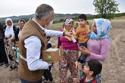 Manisa İl Tarım ve Orman Müdürlüğü ile Damızlık Sığır Yetiştiricileri Birliği’nin iş birliğinde mevsimlik tarım işçileri ve çiftçilere süt ikramı yapıldı.
