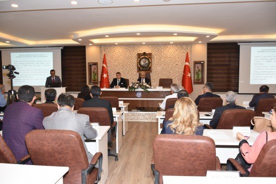 Bağımlılık İle Mücadele İl Koordinasyon Kurulu Manisa Valisi Mustafa Hakan Güvençer başkanlığında toplandı.
Şehzadeler Kaymakamlığı Toplantı Salonunda yapılan toplantıya Vali Güvençer’in yanı sıra Vali Yardımcısı Ünal Çakıcı, Şehzadeler Kaymakamı Cemal Hüsnü Kansız, Yunusemre Kaymakamı Ahmet Erdoğdu, İl Jandarma Komutanı Tuğgeneral Erhan Can, İl Emniyet Müdürü Fevzi Bilgiç, Şehzadeler Belediye Başkan Yardımcısı İsmail Önal ile kurulun diğer üyeleri katıldı.
Toplantının açış konuşmasını yapan Vali Güvençer, bağımlılıkla mücadelenin önemine değinerek kurumların bugüne kadar yaptıkları çalışmalar için teşekkür etti.
Açılışta ilk olarak önceki toplantı kararları gözden geçirildi ve Kurul sekretaryasınca yapılan çalışmalar aktarıldı. 2017 Küresel Gençlik Tütün Araştırması Manisa İli’nin sonuçları değerlendirildi ve alınması gereken önlemler belirlendi.
Toplantıda sırasıyla Denetimli Serbestlik İl Müdürlüğü, Manisa Açık Ceza İnfaz Kurumu Müdürlüğü ve Manisa E Tipi Kapalı Ceza İnfaz Kurumu Müdürlüğü bağımlılık alanındaki kurumsal faaliyetlerini, yaşadıkları sorunları ve yapacaklarını içeren sunumlarını gerçekleştirdi.
Toplantı görüş, öneri ve kararlar ile sonlandırıldı.
