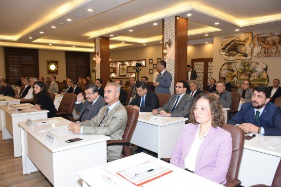 Bağımlılık İle Mücadele İl Koordinasyon Kurulu Manisa Valisi Mustafa Hakan Güvençer başkanlığında toplandı.
Şehzadeler Kaymakamlığı Toplantı Salonunda yapılan toplantıya Vali Güvençer’in yanı sıra Vali Yardımcısı Ünal Çakıcı, Şehzadeler Kaymakamı Cemal Hüsnü Kansız, Yunusemre Kaymakamı Ahmet Erdoğdu, İl Jandarma Komutanı Tuğgeneral Erhan Can, İl Emniyet Müdürü Fevzi Bilgiç, Şehzadeler Belediye Başkan Yardımcısı İsmail Önal ile kurulun diğer üyeleri katıldı.
Toplantının açış konuşmasını yapan Vali Güvençer, bağımlılıkla mücadelenin önemine değinerek kurumların bugüne kadar yaptıkları çalışmalar için teşekkür etti.
Açılışta ilk olarak önceki toplantı kararları gözden geçirildi ve Kurul sekretaryasınca yapılan çalışmalar aktarıldı. 2017 Küresel Gençlik Tütün Araştırması Manisa İli’nin sonuçları değerlendirildi ve alınması gereken önlemler belirlendi.
Toplantıda sırasıyla Denetimli Serbestlik İl Müdürlüğü, Manisa Açık Ceza İnfaz Kurumu Müdürlüğü ve Manisa E Tipi Kapalı Ceza İnfaz Kurumu Müdürlüğü bağımlılık alanındaki kurumsal faaliyetlerini, yaşadıkları sorunları ve yapacaklarını içeren sunumlarını gerçekleştirdi.
Toplantı görüş, öneri ve kararlar ile sonlandırıldı.