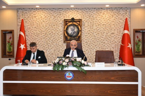 Bağımlılık İle Mücadele İl Koordinasyon Kurulu Manisa Valisi Mustafa Hakan Güvençer başkanlığında toplandı.
Şehzadeler Kaymakamlığı Toplantı Salonunda yapılan toplantıya Vali Güvençer’in yanı sıra Vali Yardımcısı Ünal Çakıcı, Şehzadeler Kaymakamı Cemal Hüsnü Kansız, Yunusemre Kaymakamı Ahmet Erdoğdu, İl Jandarma Komutanı Tuğgeneral Erhan Can, İl Emniyet Müdürü Fevzi Bilgiç, Şehzadeler Belediye Başkan Yardımcısı İsmail Önal ile kurulun diğer üyeleri katıldı.
Toplantının açış konuşmasını yapan Vali Güvençer, bağımlılıkla mücadelenin önemine değinerek kurumların bugüne kadar yaptıkları çalışmalar için teşekkür etti.
Açılışta ilk olarak önceki toplantı kararları gözden geçirildi ve Kurul sekretaryasınca yapılan çalışmalar aktarıldı. 2017 Küresel Gençlik Tütün Araştırması Manisa İli’nin sonuçları değerlendirildi ve alınması gereken önlemler belirlendi.
Toplantıda sırasıyla Denetimli Serbestlik İl Müdürlüğü, Manisa Açık Ceza İnfaz Kurumu Müdürlüğü ve Manisa E Tipi Kapalı Ceza İnfaz Kurumu Müdürlüğü bağımlılık alanındaki kurumsal faaliyetlerini, yaşadıkları sorunları ve yapacaklarını içeren sunumlarını gerçekleştirdi.
Toplantı görüş, öneri ve kararlar ile sonlandırıldı.