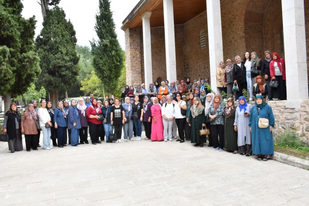 Kırkağaçlı kadınlar Manisa Büyükşehir Belediyesi tarafından düzenlenen kültür turu hakkındaki düşüncelerini şu sözlerle anlattı.

“Manisa’da Çok Güzel Yerler Var”
Perihan Dönmez, gezilen her yeri beğendiğini söyledi. Dönmez, “Bayağı güzel yerleri gezdik. Manisa’da çok güzel yerler var. Gezilecek yerler var. Biz gezmek için çok uzaklara gidiyorduk. Oralara hiç gitmemek lazımmış, hep buraları gezmeli. Bizim için her yaka güzeldi”dedi.