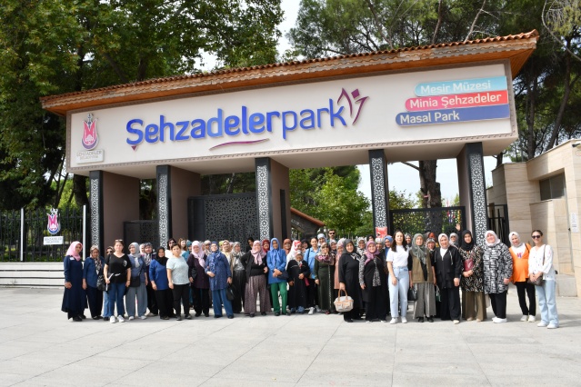 Çanakkale Müzesi ve Atatürk Sergi Salonu Ziyaret Edildi
Öğle yemeğinin ardından Süreyya Tabiat Parkı’nda müzik eşliğinde mola yapıldı. Kırkağaç’tan gelen 80 kişilik kafile daha sonra Osmanlı Müzesi’ni de giderek, müze içerisindeki eserleri inceledi. Son olarak Manisa Büyükşehir Belediyesi bünyesinde halka hizmet veren Çanakkale Müzesi ile Atatürk Sergi Salonu ziyaret edilerek gezi son buldu.