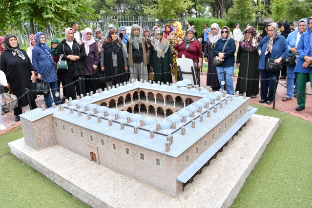 Kırkağaç’tan gelen 80 kişilik kafileyi, Büyükşehir görevlileri Hanımlar Aile Çay Bahçesi’nde karşıladı. Hanımlar Aile Çay Bahçesi’nde yapılan kahvaltı ikramı sonrasında Tıp Tarihi Müzesi’ne ve Uluslararası Mesir Macunu Festivali’ne ev sahipliği yapan Hafsa Sultan Camii’ne gidildi. Kafileye Sultan Camii’nin ve Tıp Tarihi Müzesi’nin tarihteki yerine ilişkin bilgiler verildi.
