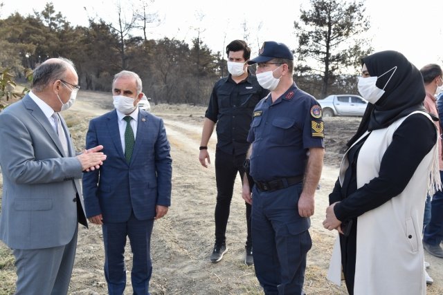 29.09.2020 günü saat 14:55 sıralarında Gördes İlçesi Karayağcı Mahallesi batısı ile Kayacık Mahallesi arasında meydana gelen yangından etkilenen alanda incelemelerde bulunan Vali Karadeniz, yetkililerden çalışmalarla ilgili bilgi aldı.